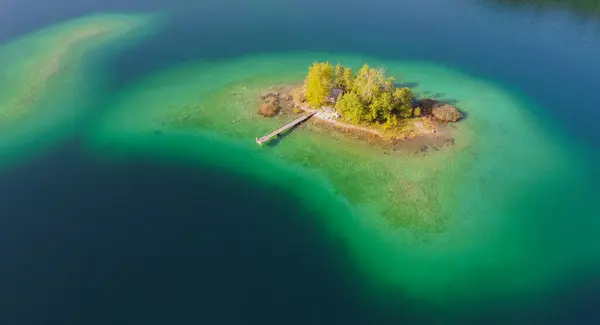 Turkuaz Su, Ada ve Eibsee, Almanya 'daki İskeleli Ada Evi ile Alp Gölü' nün Havadan Görüntüsü