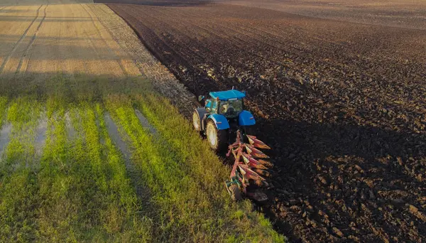 Yeşil Alan ve Su birikintileriyle Traktör Pulluk Alanının Drone Görünümü