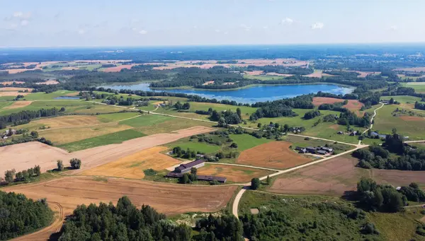 Manzaralı Göl, Geniş Alanlar ve Tuhaf Kırsal Evlere sahip Yoğun Ormanlar