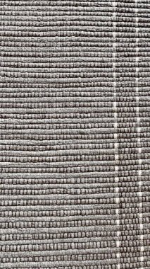 Gri tonlarda boyanmış pamuktan yapılmış eski bir halının güzel dokusu.