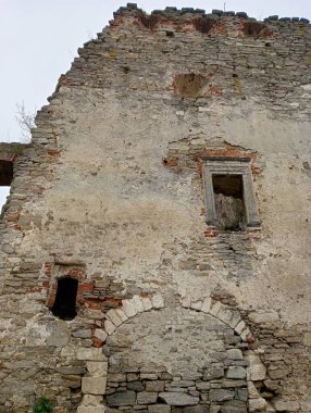 Pencereli antik duvar taş kalıntıları