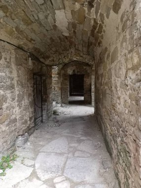 Eski bir taş şatoda koridor.