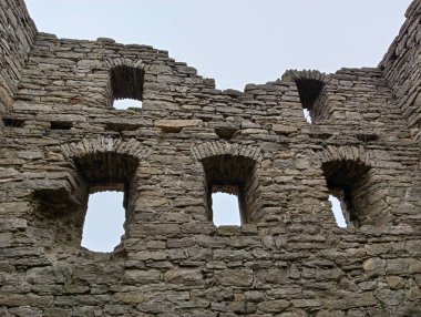 Eski bir tuğla kalenin kalıntıları.