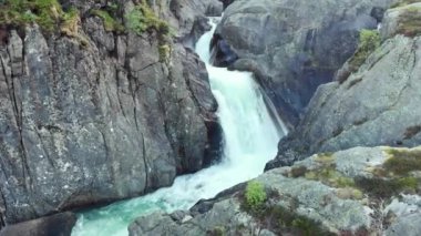 Nehir kenarındaki şelale 