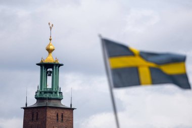 Stockholm 'ün başkentindeki belediye binasının önündeki İsveç bayrağı..