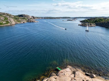 Bir yelkenli Bohuslan, İsveç 'teki adalar arasında bir spor teknesiyle karşılaşır..