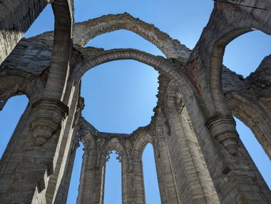 Gök yüzü, Gotland, Visby 'deki eski bir kilisenin harabe çatısından görülebiliyor..