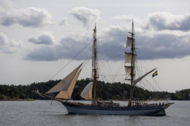 Pek çok direği ve yelkenlisi olan klasik bir yelkenli gemisi 