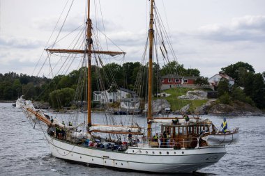 Birden fazla direği olan geleneksel yelkenli gemi 