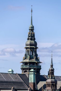 İskandinav Müzesi 'nin yakın görüntüsü, temiz mavi gökyüzüne karşı tarihi bir binanın süsleme kulesi. Kule, karmaşık mimari ayrıntılar ve dekoratif unsurlar içeriyor ve bir tarz karışımı sergiliyor..