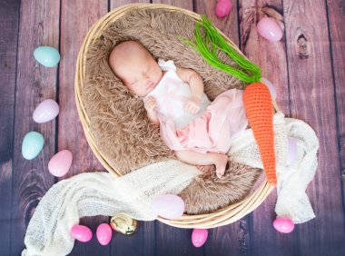 Uyuyan, yeni doğmuş bebek. Paskalya tavşanı bebek kostümü. Erken doğan bebek