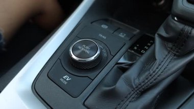 Otomatik vites kutusuyla çalışan kadınlar.