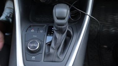 Otomatik vites kutusuyla çalışan kadınlar.