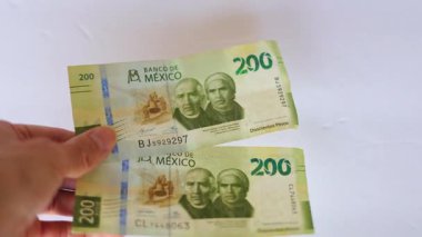 Meksika kağıt parası. 200 peso. Elinde para var.