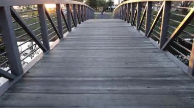 Parktaki ahşap köprüde yürüyorum