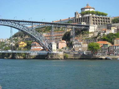 Nehrin üzerindeki demir köprü