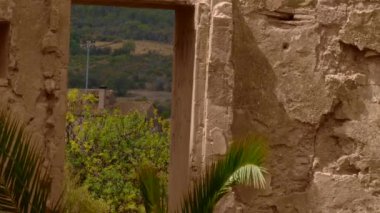 Arka planda binalar olan şato penceresi