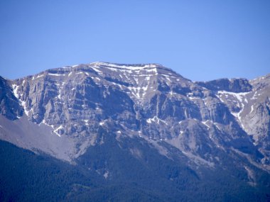 Kış karının kalıntılarıyla kayalık zirve