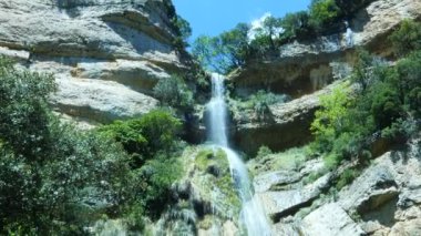 Aşağıdan görülen dağ şelalesi