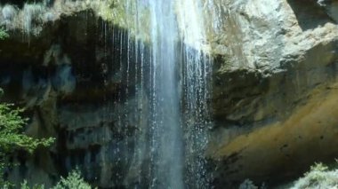 Şelaleden gelen su kayalık dibe vurdu..