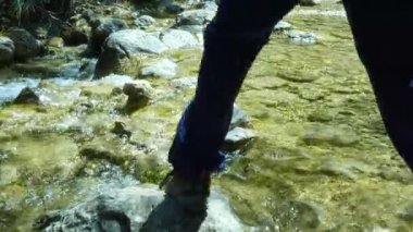 Kayalıklardaki bir dereyi geçmek
