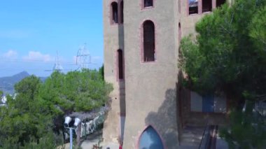 20. yüzyıldan kalma yarı terk edilmiş bir kulenin dikey görüntüsü.