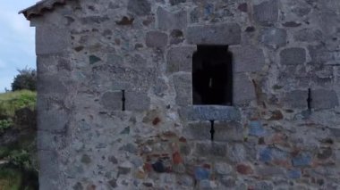 Bir ortaçağ gözetleme kulesinden uzağa uç..