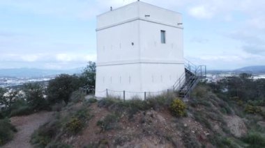 Arka planda eski telgraf kulesi ve şehir.