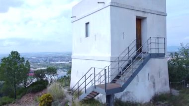 Eski bir telgraf kulesinin tepesinden görünen devasa bir sanayi bölgesi..