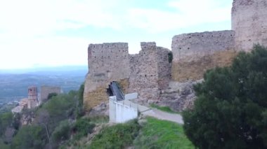 Çam ağaçları ve ortaçağ duvarının üstünden arka plandaki ağaçlık alana kadar..