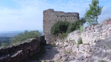 Kilise kulesi ve kale kulesi. Arkasında geniş bir düzlük var..