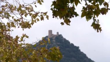 Dağlık bir bölgenin tepesinde ortaçağ savunma kalesi.