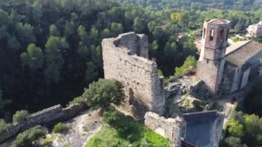 Bir kalenin kulelerinden birinin etrafındaki dairesel manzara..