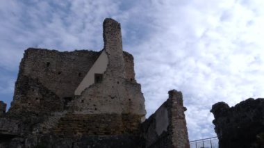 Arkasında bulutlar olan antik bir şatonun parçaları..