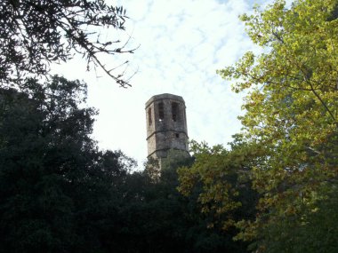 Ortaçağ şatosunda sekizgen taş kule.