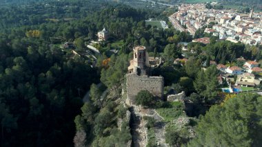 Arka planda köy olan ortaçağ kilisesi..