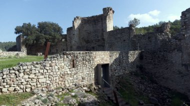 Ortaçağ duvarının iç kısmının kalıntıları..