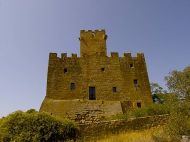 Merkezi kulesi olan bir ortaçağ kalesinin yan duvarı..