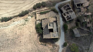 Ortaçağ kalesinin ve yakınlardaki binaların havadan görünüşü.