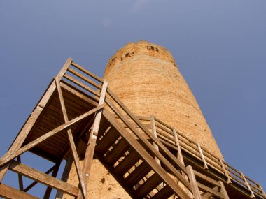 Üste ahşap merdivenli savunma kulesi.