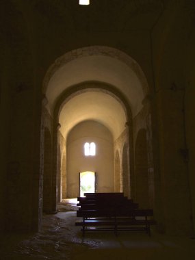 Kutsanmış bir ortaçağ kilisesinin sunağından manzara.