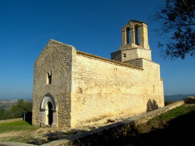 Ortaçağ kilisesinin genel dış görünüşü.