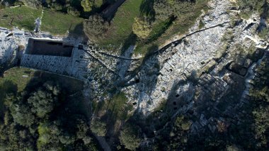 Roma hamamına su sağlamak için taşlara oyulmuş kanallar..
