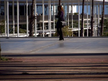 Limanın yanında çantası olan bir kadının silueti..