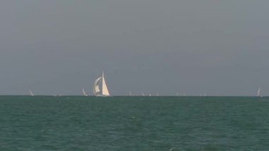 Yelkenli yelkenli şişirilmiş.