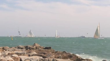 Birkaç yelkenli ufuktan karşıya geçiyor..