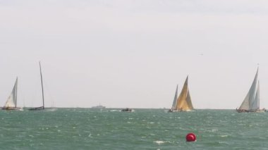 Yelkenli bir yelkenli grubu.