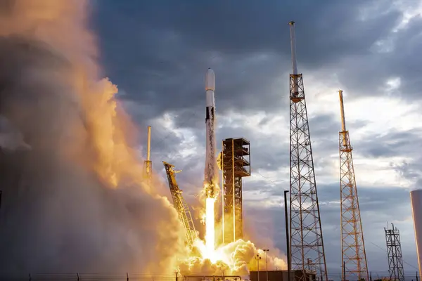 8 Temmuz 2024: Uzaktan kumandalı bir kamera, SLC-40 'tan fırlatılan bir SpaceX Falcon 9 roketini 19: 30' da, Brandon Moser / Central Florida Public Media 'dan ateşledi.