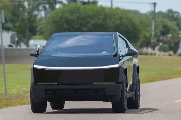 23 Nisan 2024: Tampa Uluslararası Havalimanı 'nda siyah ambalajlı Tesla CyberTruck görüldü. Fotoğraf: Brandon Moser