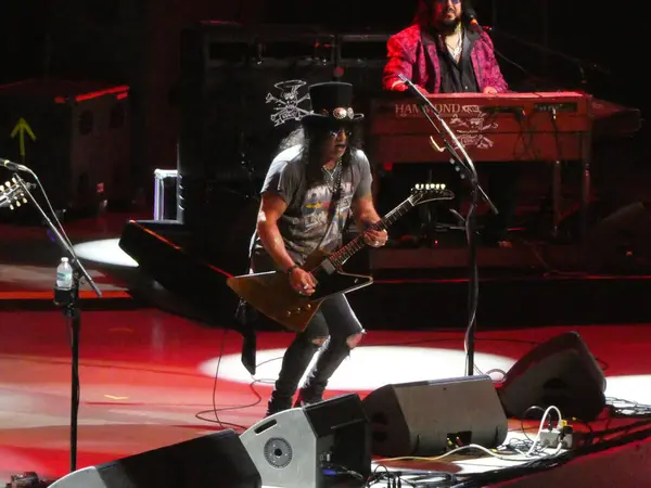 10 Ağustos 2024: Slash Clearwater, Florida 'daki BayCare Sound' da çalıyor. Fotoğraf: Brandon Moser